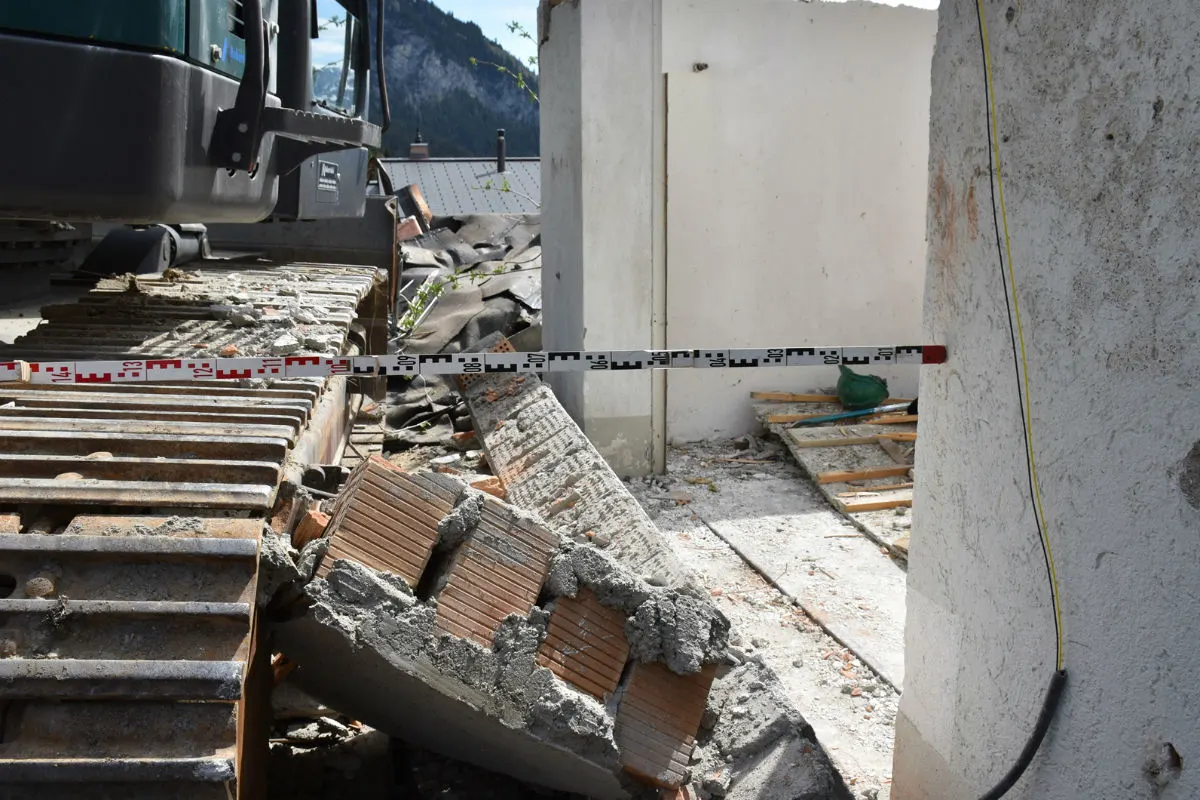 Fidaz GR - Arbeiter bei Abbrucharbeiten verletzt