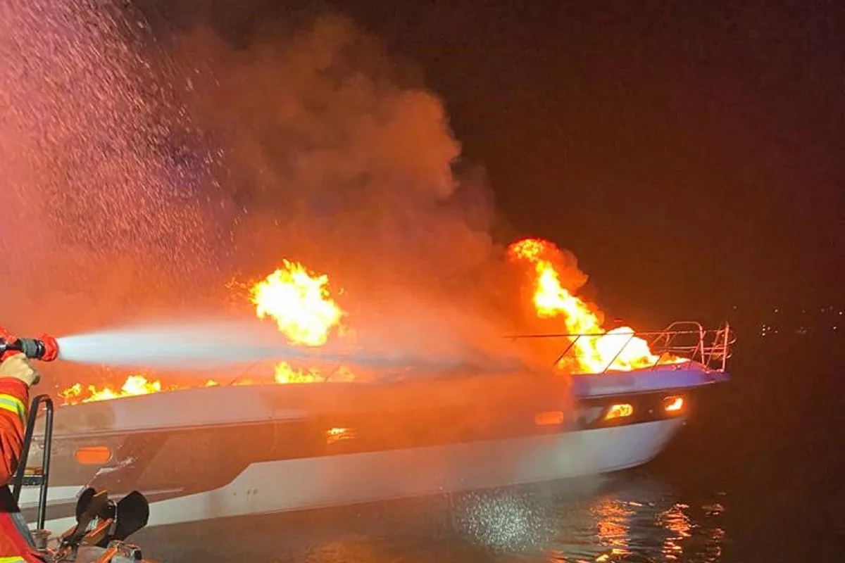 Pfäffikon SZ - Brennendes Boot sinkt vollständig!