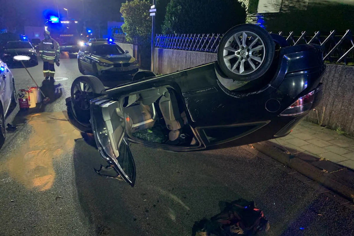 Stolberg – Auto überschlägt sich in Wohngebiet