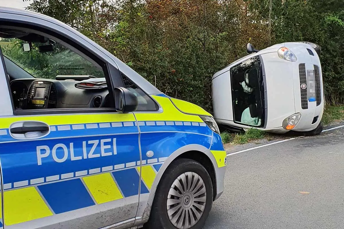 Lippetal - Polizei sucht schwarzen Kombi - 12.000 Euro Sachschaden