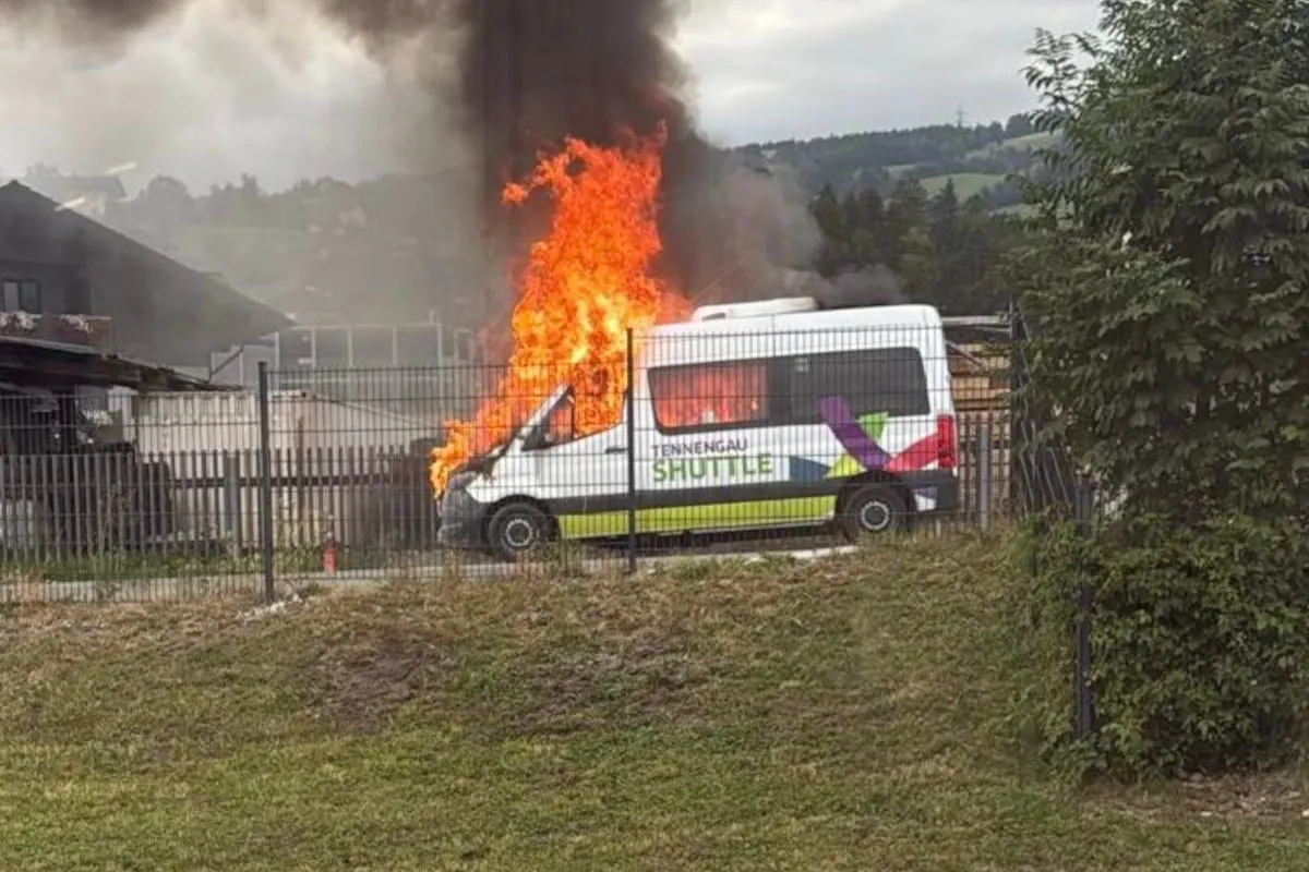 Adnet bei Hallein S – Kleinbus in Brand 