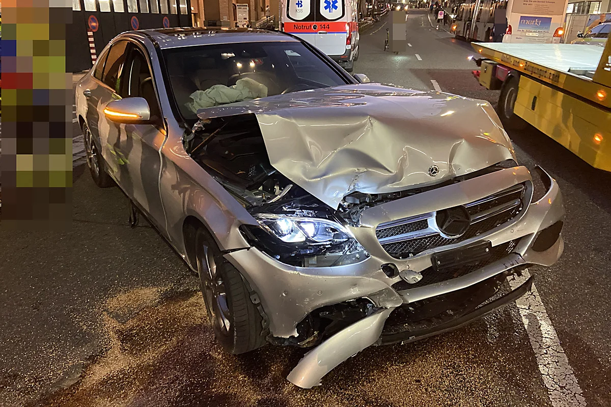 Unfall in Baden AG - 91-jähriger Automobilist Gas- und Bremspedal verwechselt und mit Linienbus kollidiert