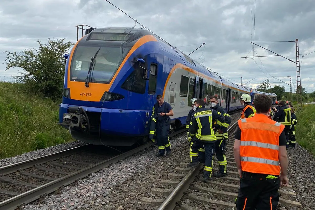 Niedergandern – Cantusbahn fährt in abgesenkte Oberleitung und fängt Feuer