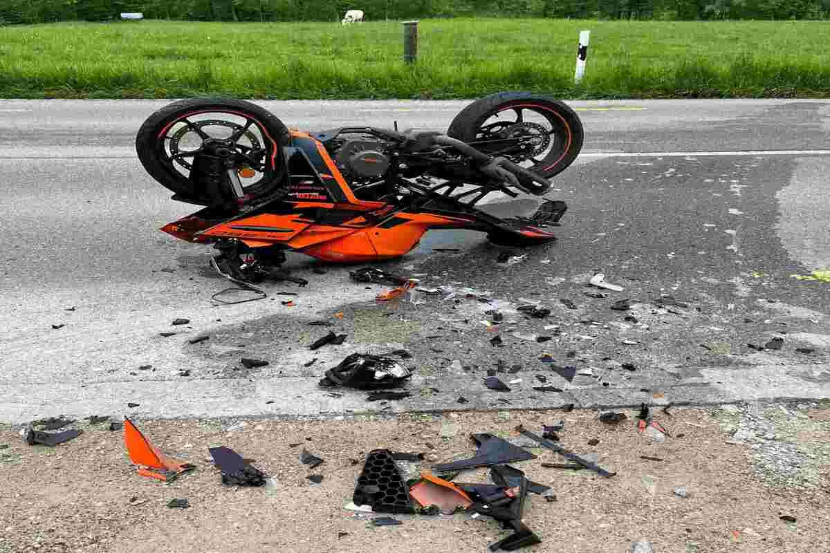 Büsserach SO - Motorradfahrer kollidiert frontal mit Auto