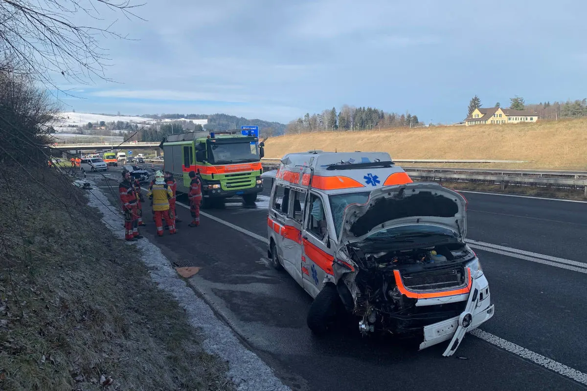 A3 Wädenswil ZH – Kollision zwischen Auto und Rettungsfahrzeug