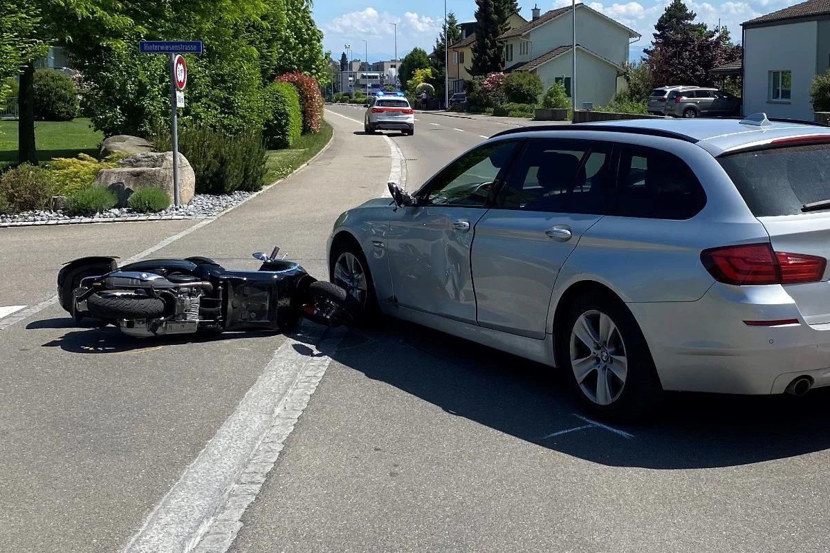 Romanshorn TG - Zwei Personen auf dem Roller verletzten sich beim Verkehrsunfall