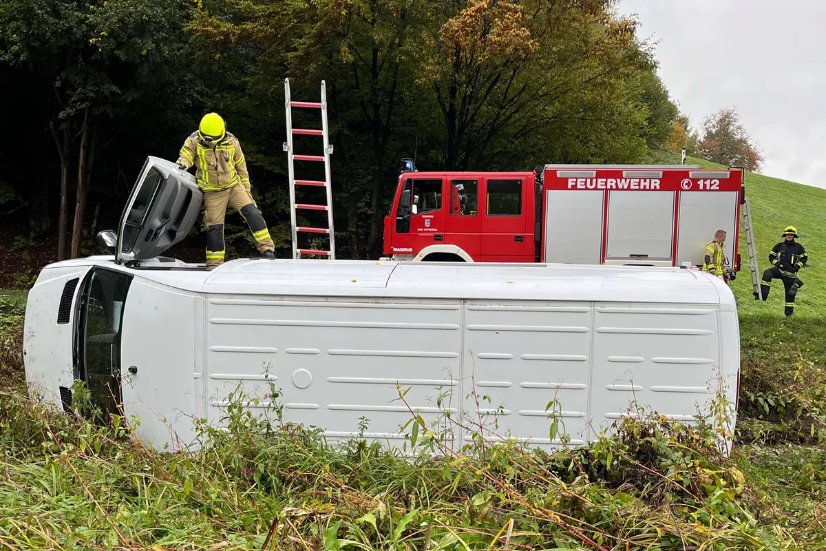 Lindlar NW – Sprinter stürzt Böschung hinunter