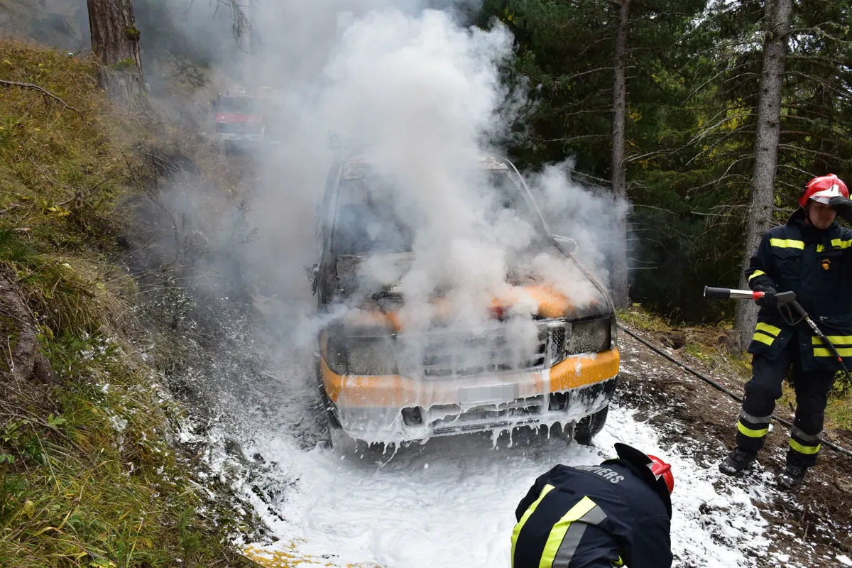 S-chanf GR - Notstromaggregat und Pick-up in Brand geraten