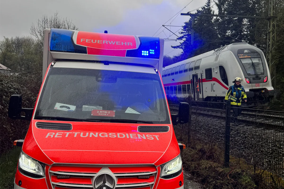 Bochum – Zug kollidiert mit Baum
