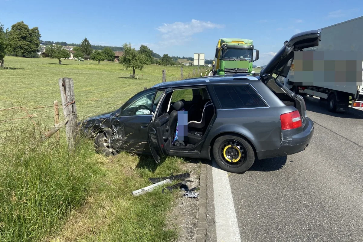Villmergen AG - Abgelenkter Audi-Lenker fährt in Lastwagen! - Führerschein auf der Stelle eingezogen