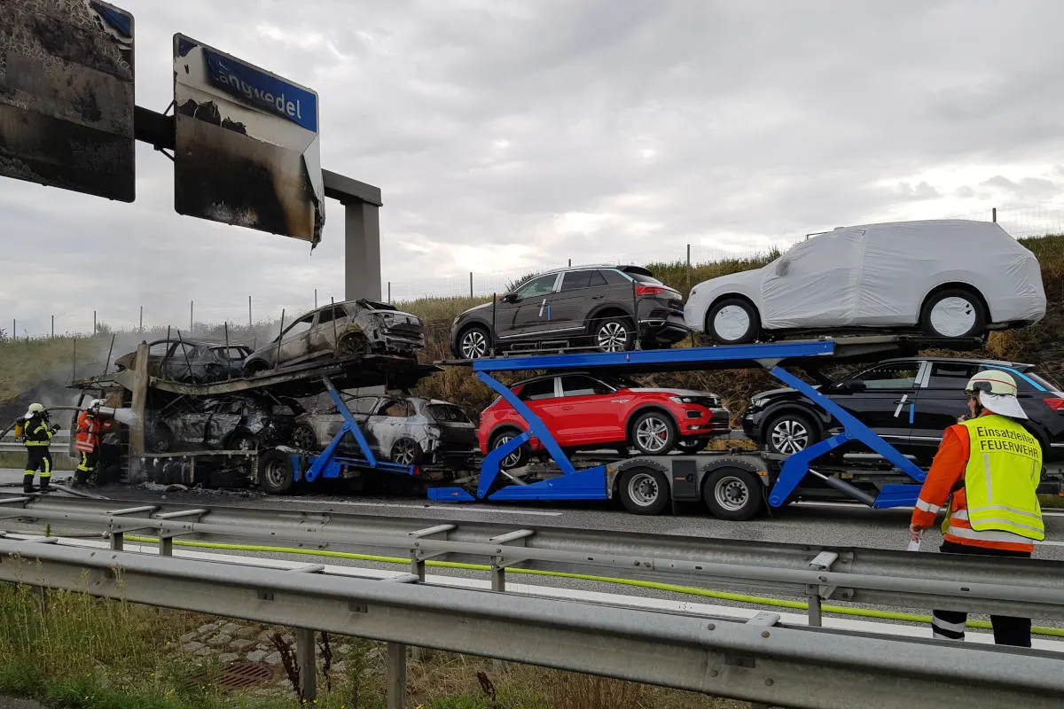 Brand eines Autotransporters auf der A27