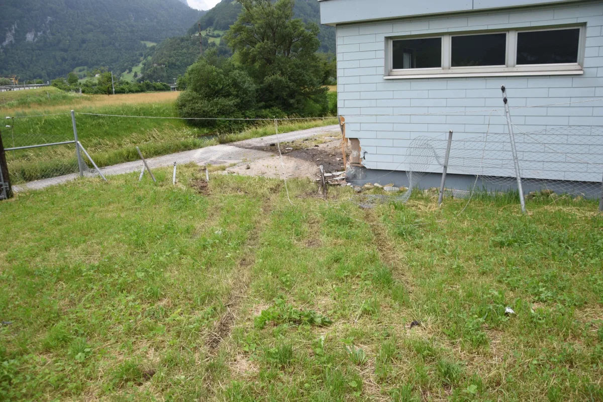  Ziegelbrücke - Auto landet in Linthkanal 