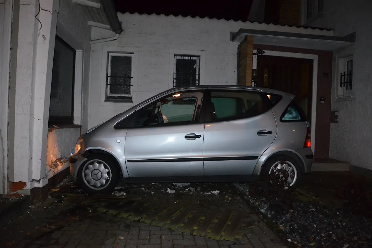 Herford – Verkehrsunfall unter Alkoholeinfluss - Pkw gegen Hauswand