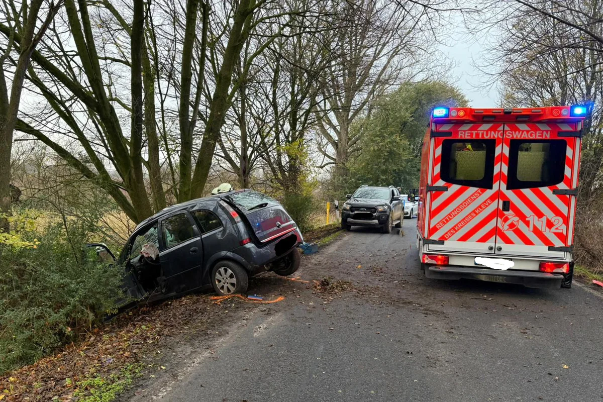 Kalkar NW – Autofahrer nach Unfall eingeklemmt und schwer verletzt