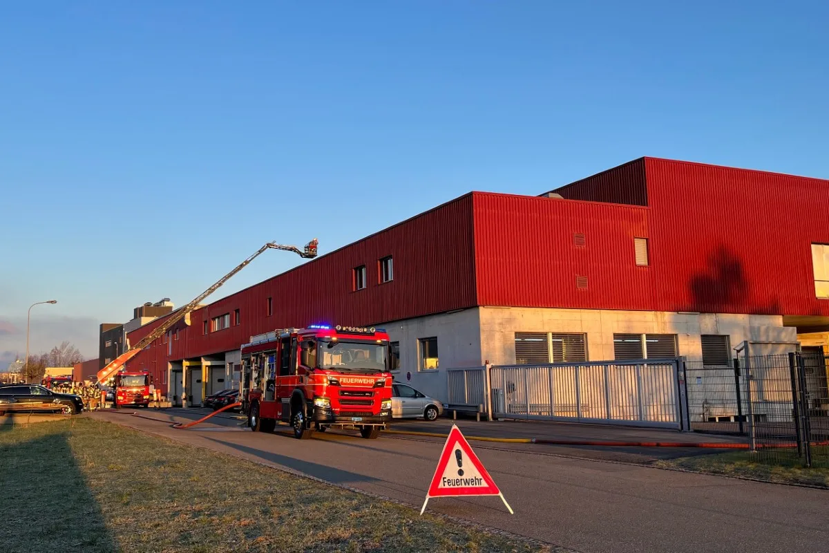 Thal SG - Brand auf Dach eines Gewerbegebäudes