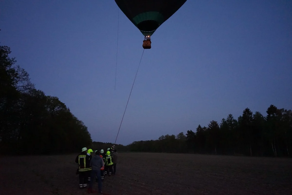Sandlingen - Heißluftballon bleibt mit Sicherungsseil in Baum hängen - Feuerwehr eilt zur Hilfe