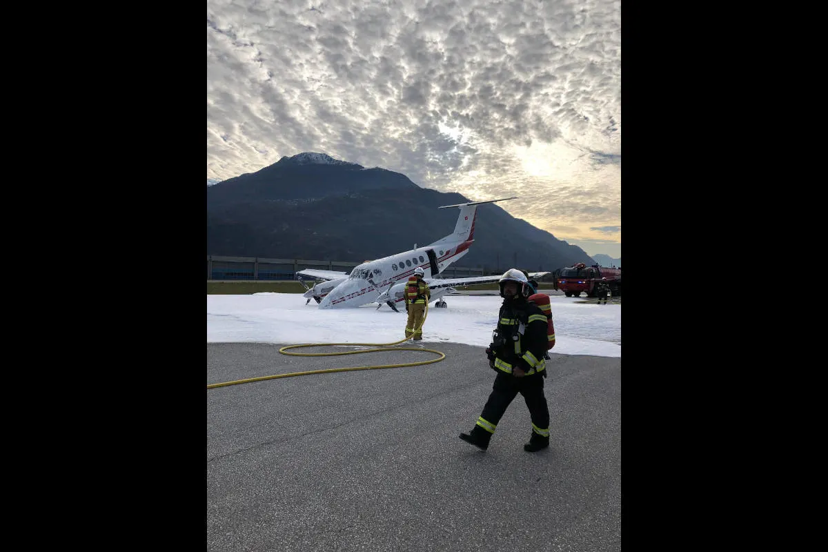 Notlandung in Sitten VS – Flugzeug landet mit defektem Fahrwerk