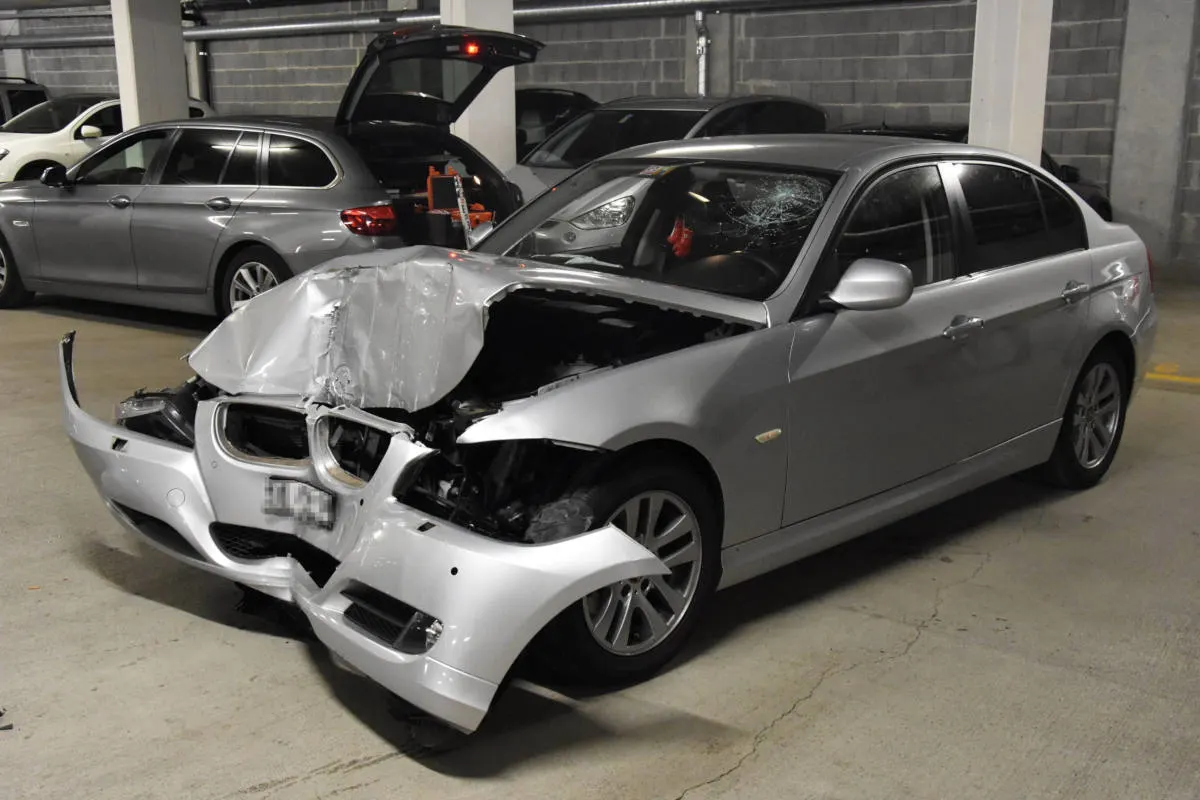 Wittenbach SG - Auto prallt nach Schleudern in Betonsockel