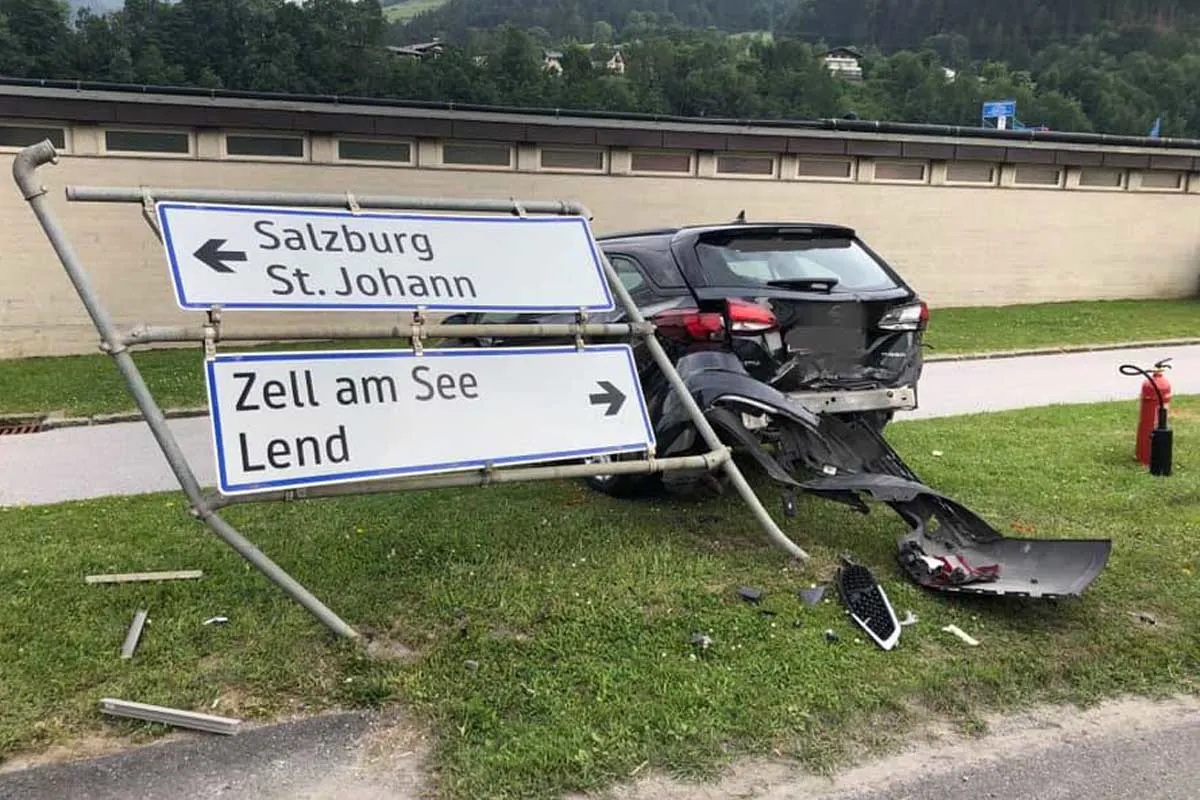 Schwarzach - Hund am Schoss lenkte Fahrerin ab - Zwei Verletzte bei Unfall