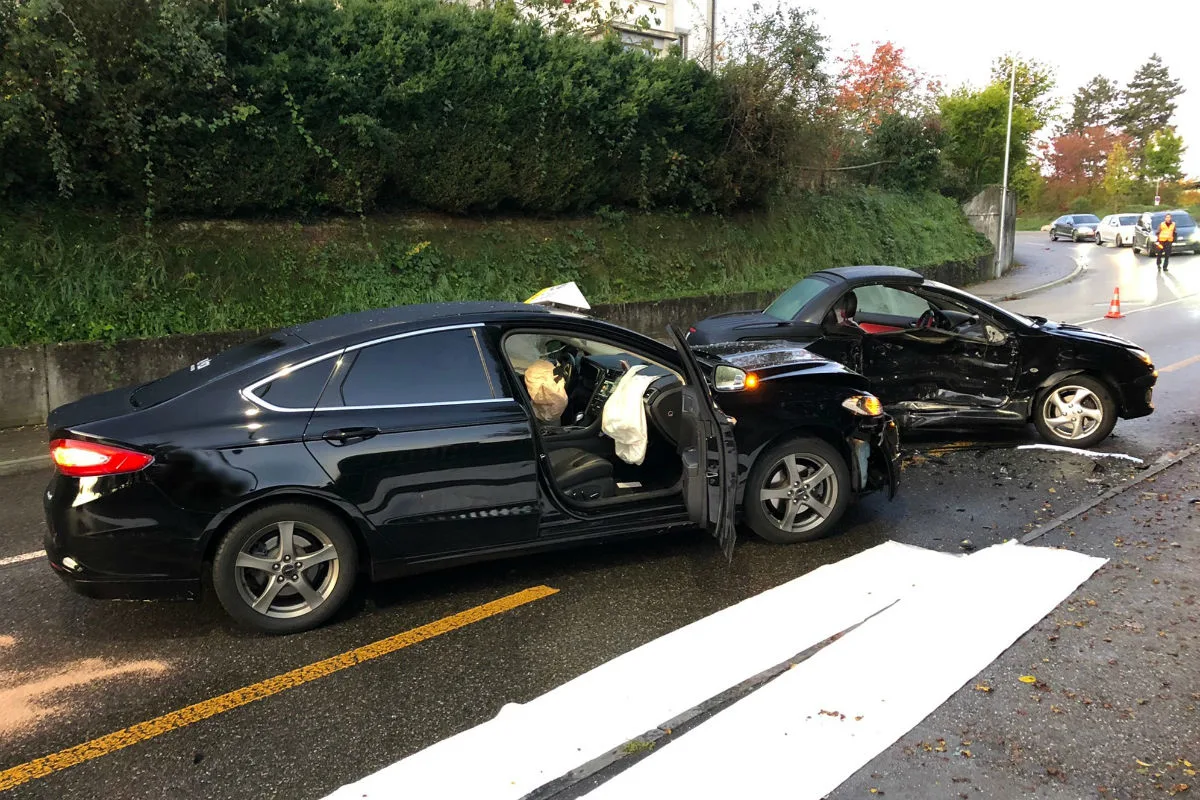 Unfall Ittigen BE - Autolenkerin verliert Kontrolle und baut Kollision