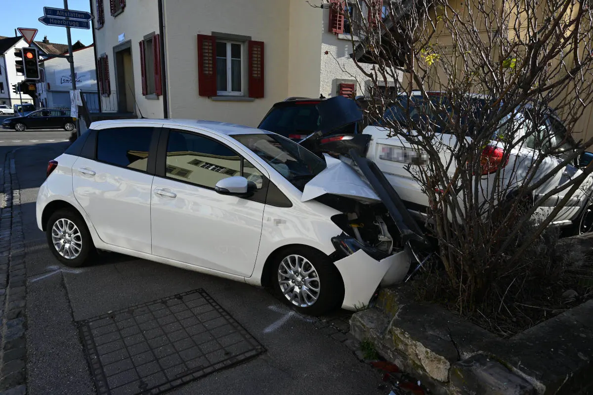 Rebstein SG – Gegen parkierte Autos geprallt