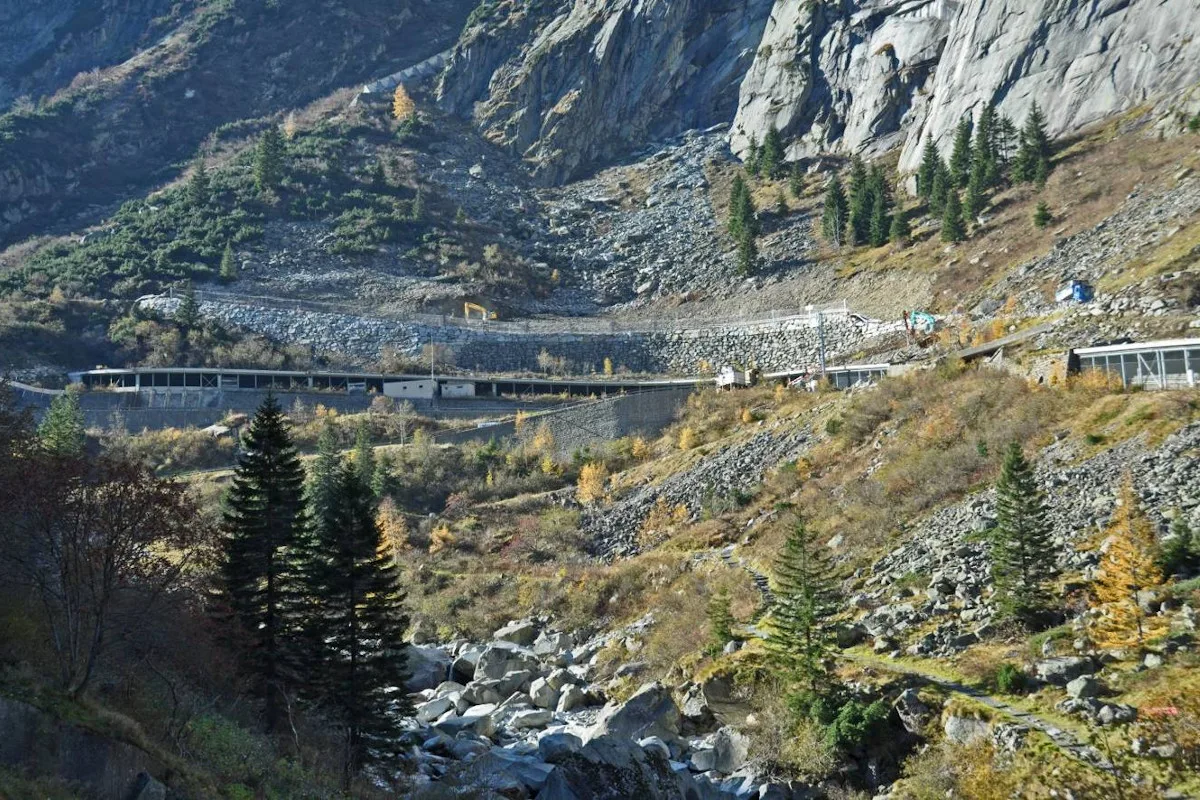 Göschenen UR – Töfffahrer bei Auffahrunfall auf Strasse geschleudert