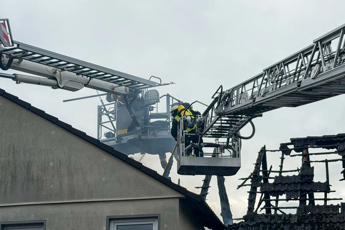 Eicklingen NI – Großeinsatz bei Dachstuhlbrand in Mehrfamilienhaus