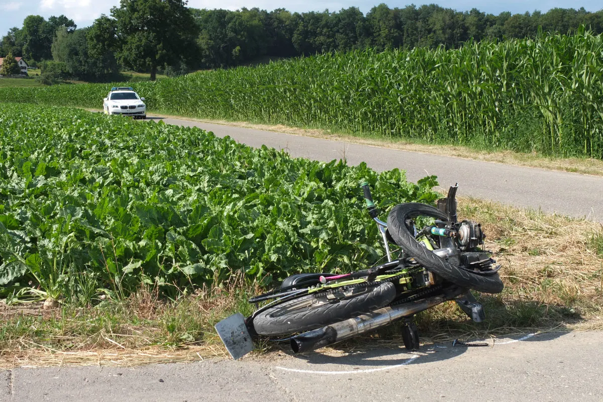Bünzen AG - Mofalenker (†15) von Traktor überfahren