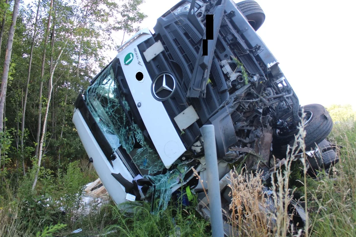 Horrorunfall in A6/Ramstein-Miesenbach -  LKW fährt auf Pannenfahrzeug auf!
