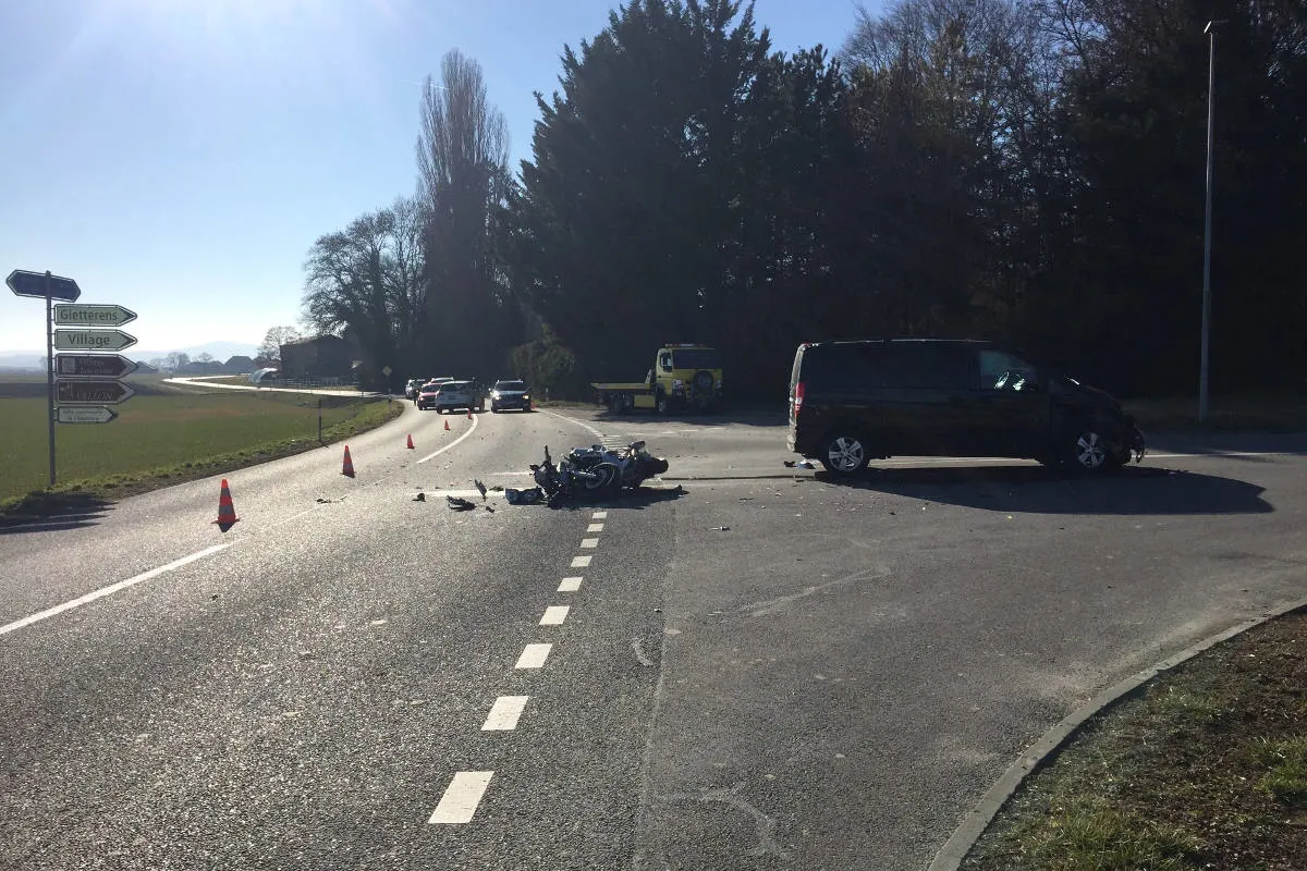 Vallon FR - Motorradfahrer bei Unfall schwer verletzt