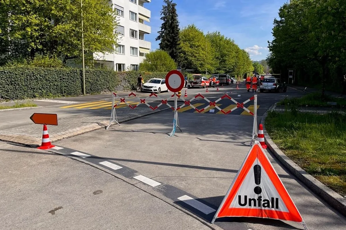 Thalwil ZH - Fussgängerin von Auto angefahren - Strasse für den gesamten Verkehr gesperrt