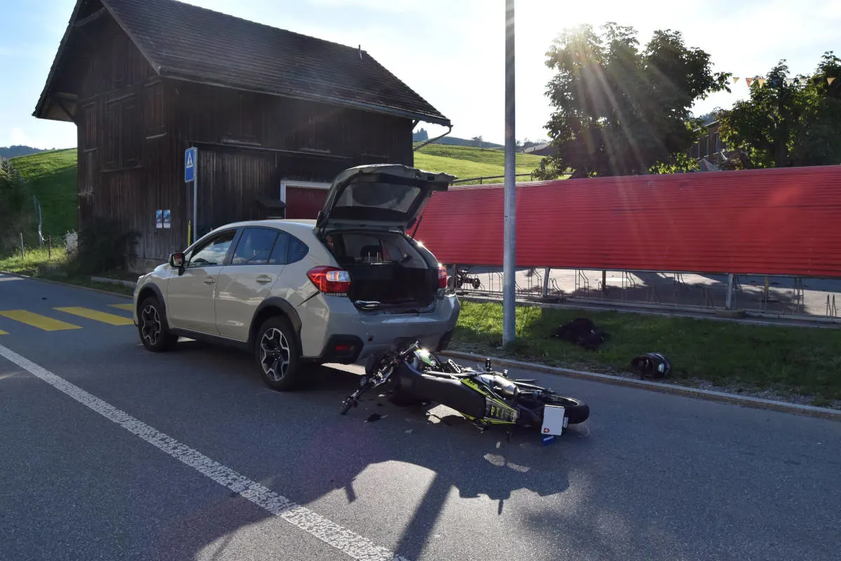 Urnäsch AR – Mit Motorrad auf Auto gekracht
