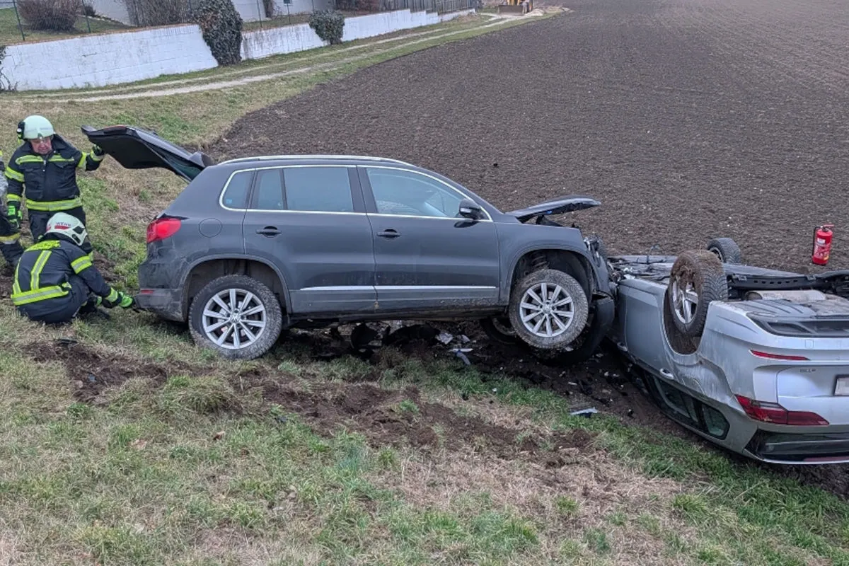 Schönkirchen-Reyersdorf – Autos nach Unfall im Acker gelandet
