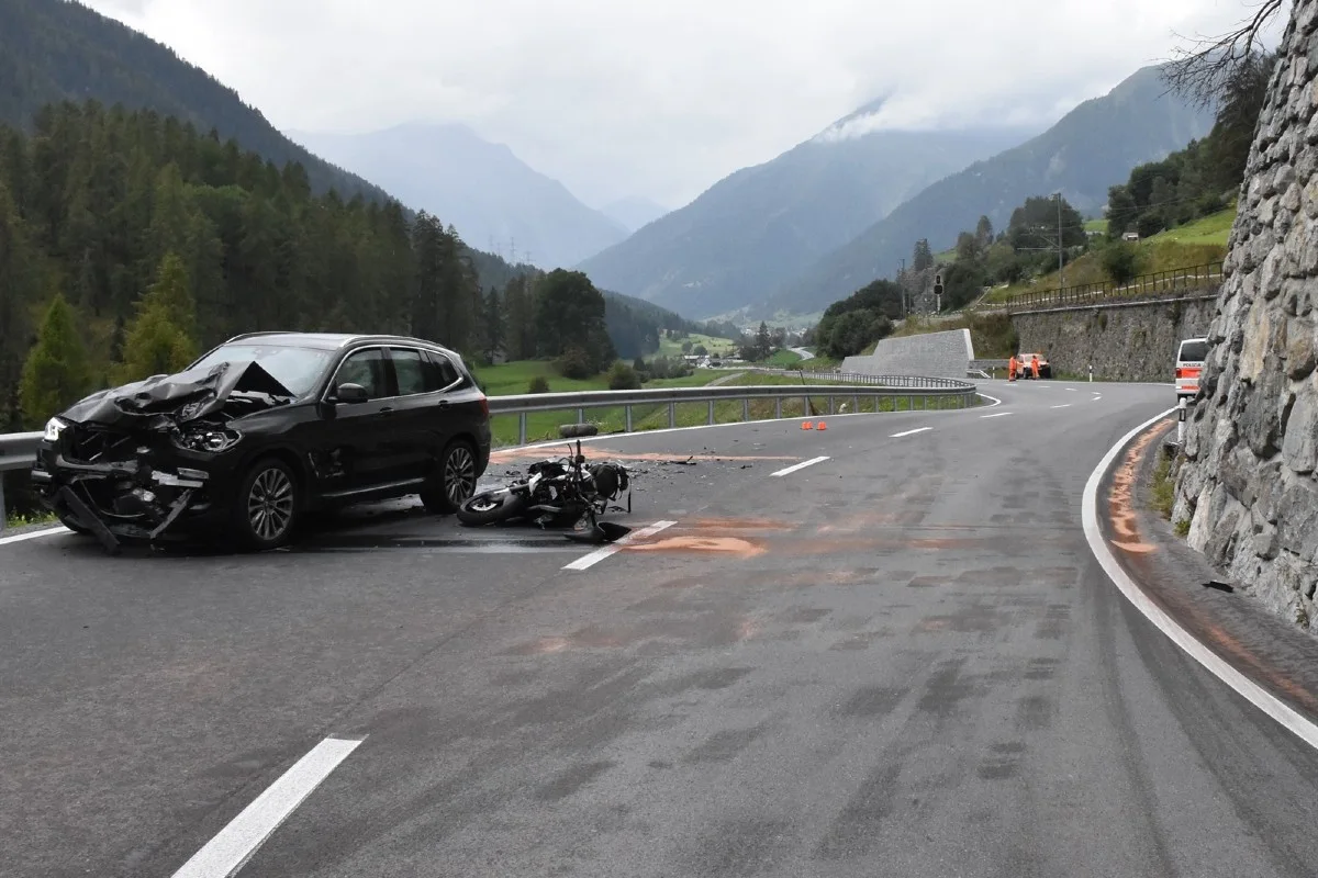 Tragischer Unfall in Giarsun GR - Motorradfahrer gerät auf die Gegenfahrbahn - Frontalkollision endet tödlich