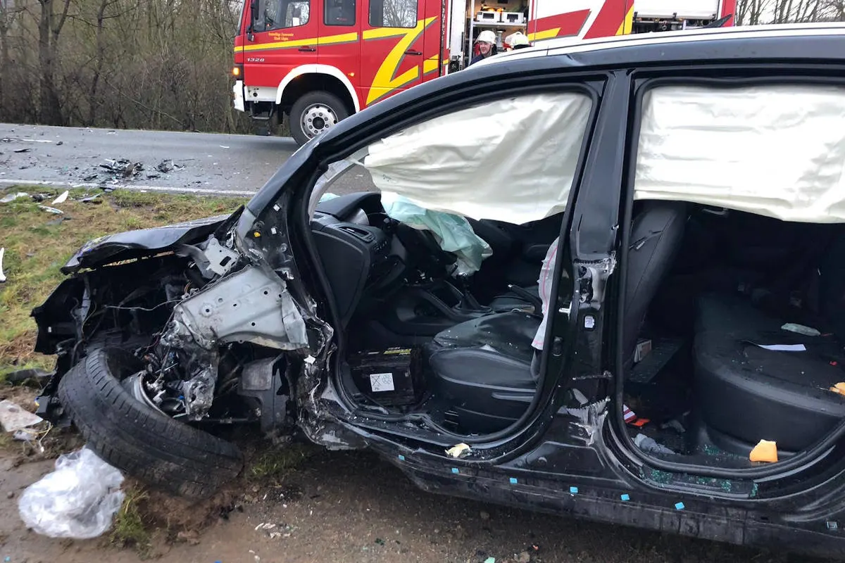 Lügde – Verkehrsunfall mit eingeklemmten Personen