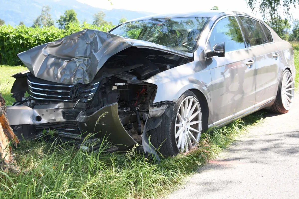 Rebstein SG - Wegen Ausweichmanöver frontal in Baum gefahren!