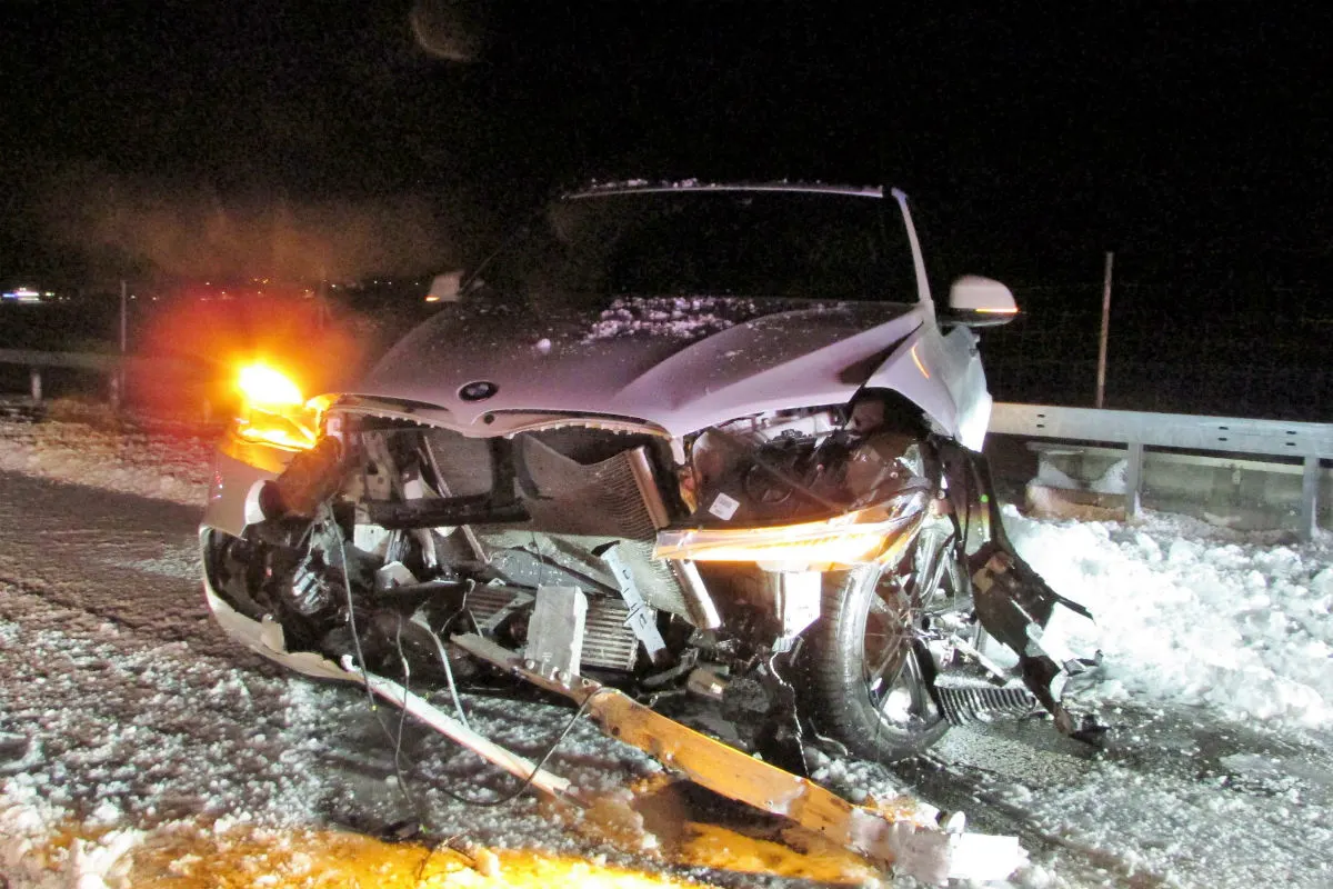 Bilten GL - BMW-Fahrerin verliert wegen Schneeverwehungen die Kontrolle