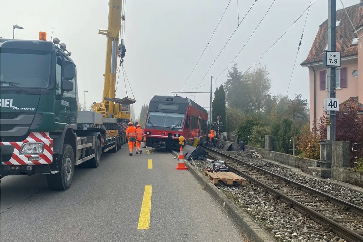Gerolfingen BE - Bahn entgleist nach Kollision mit Auto