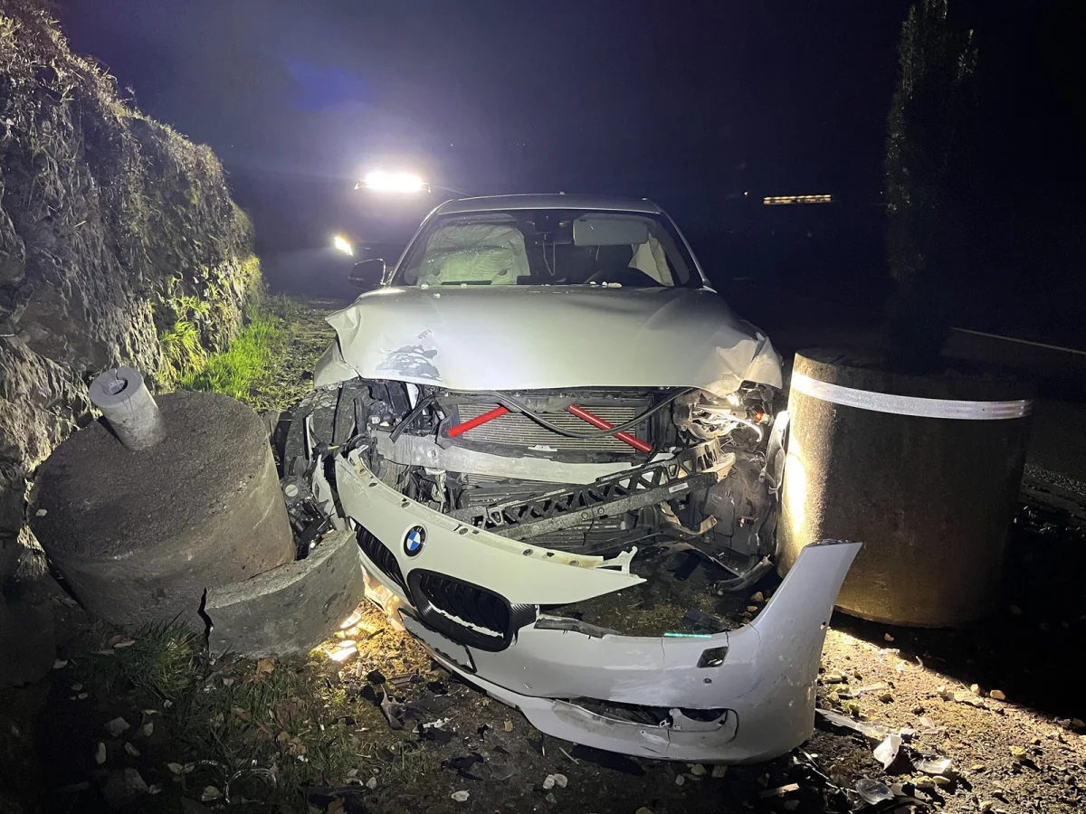 Unfall in Dierikon LU - Auto prallt heftig gegen Betonblock