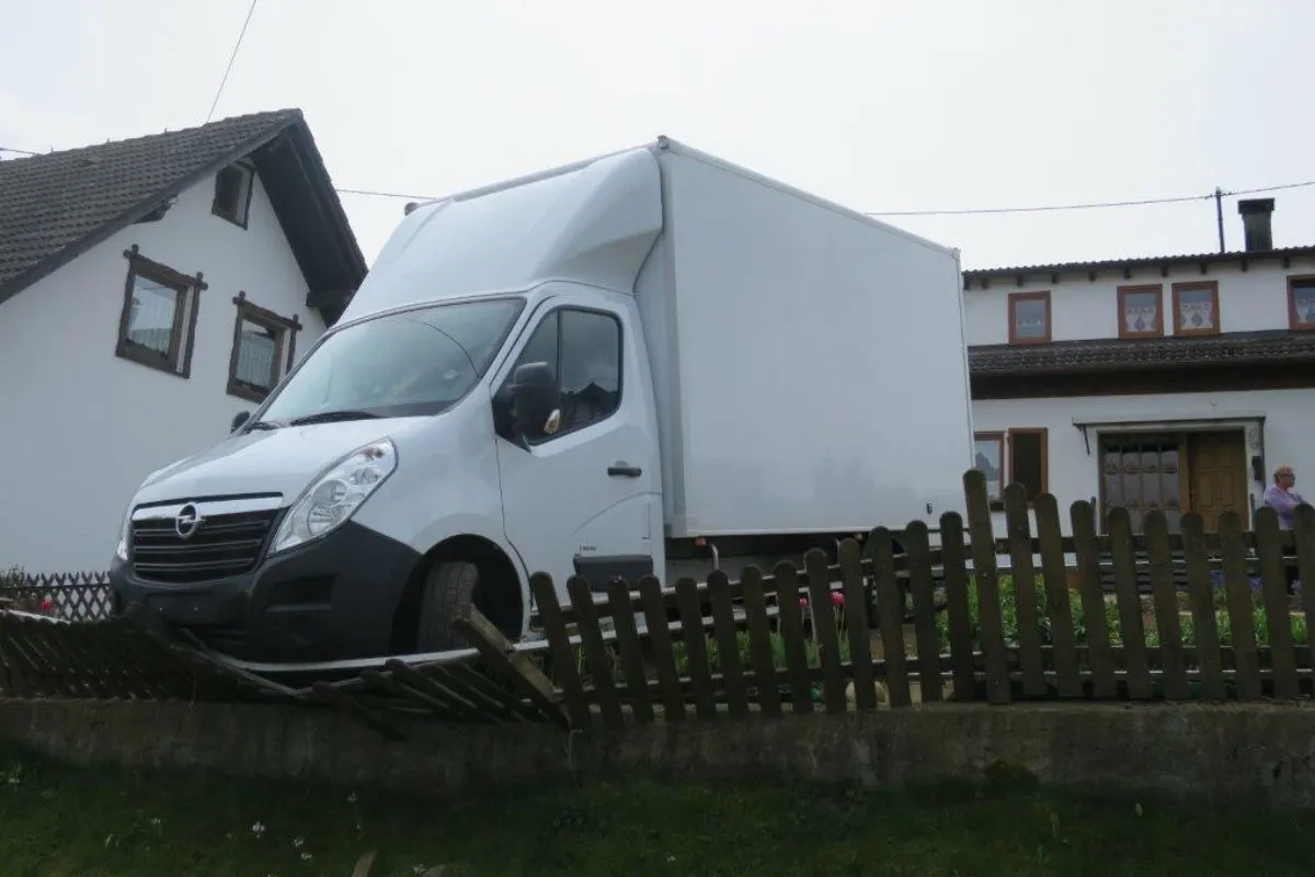 Fahrerloser Transporter hinterlässt tiefe Spuren im Gartenbeet