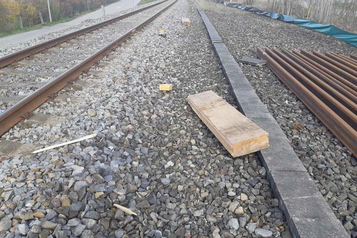 Peiting - Zug kollidiert mit Betonplatte