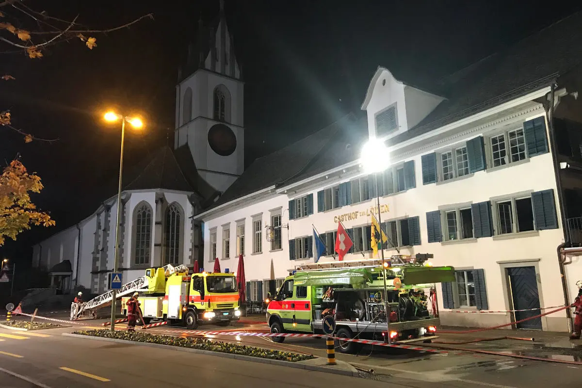 Meilen ZH - Glimmbrand in historischem Gasthof löst Grosseinsatz aus
