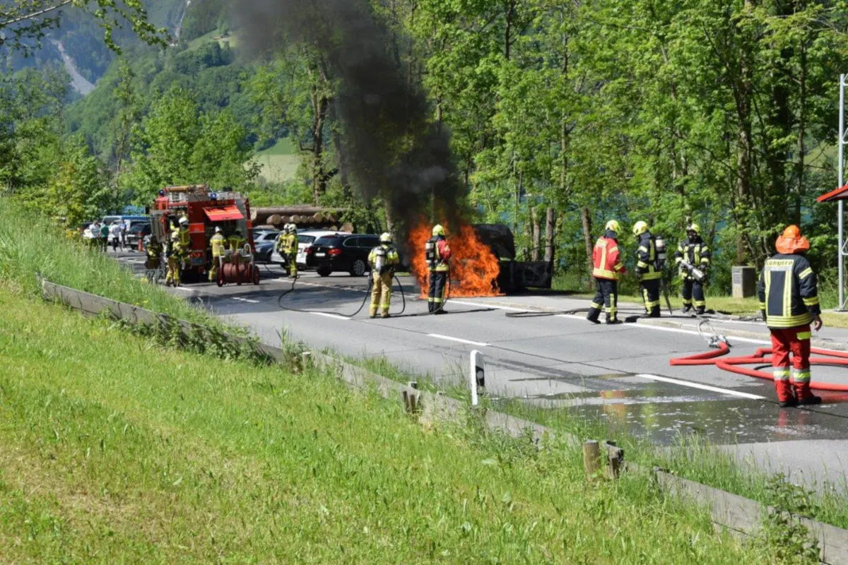 Lungern OW - Auffahrkollision mit Fahrzeugbrand