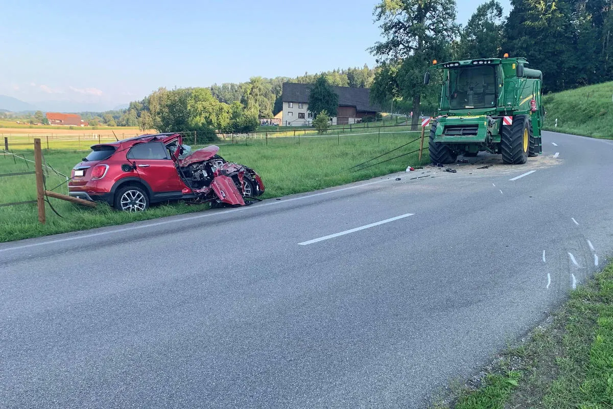 Egg ZH – Autofahrerin bei Kollision mit Mähdrescher verletzt