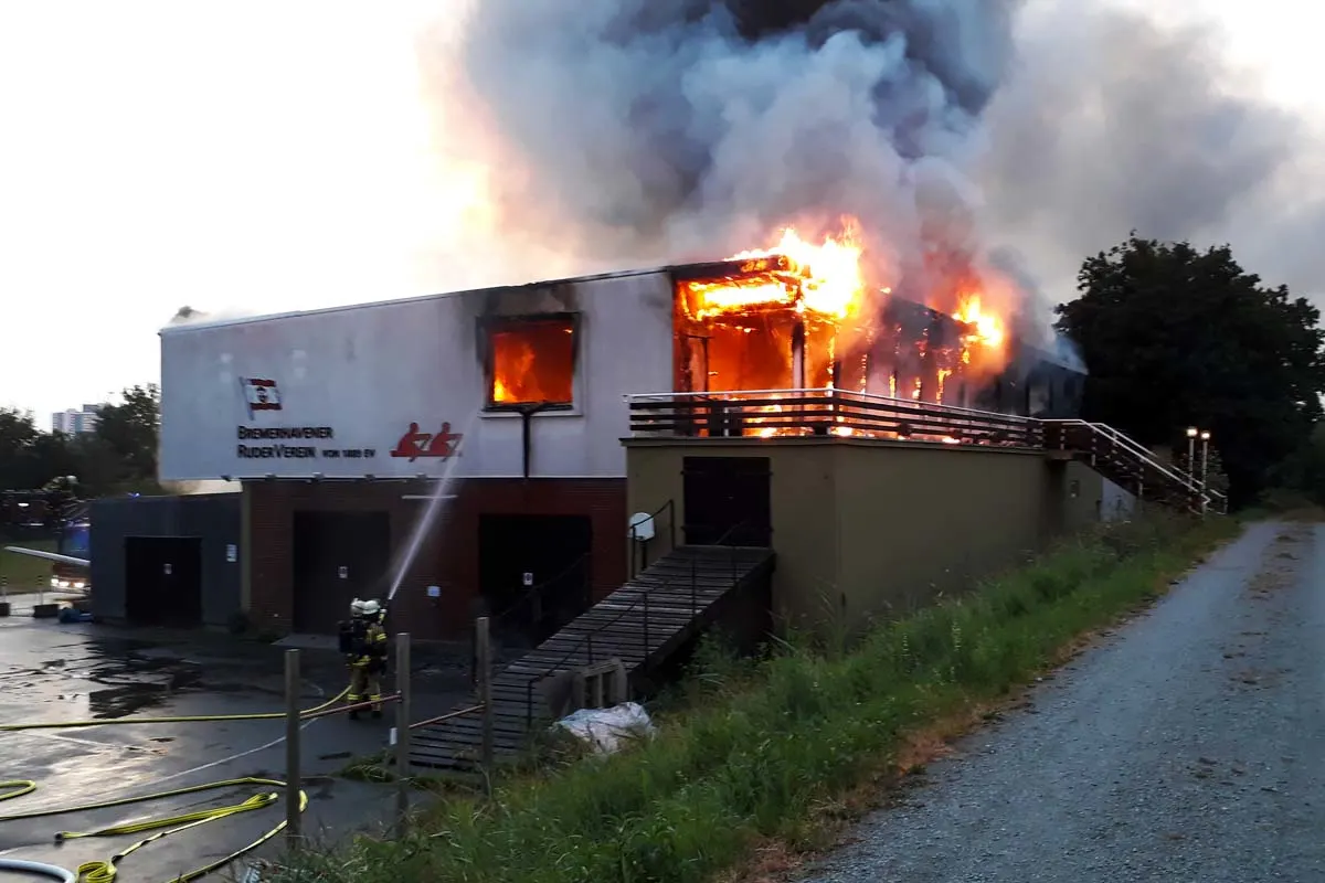 Bremerhaven - Großbrand beim Bremerhavener Ruderverein