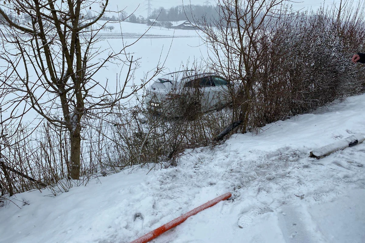 Kanton Zug – Unfälle und Verkehrsbehinderungen wegen Schneefall
