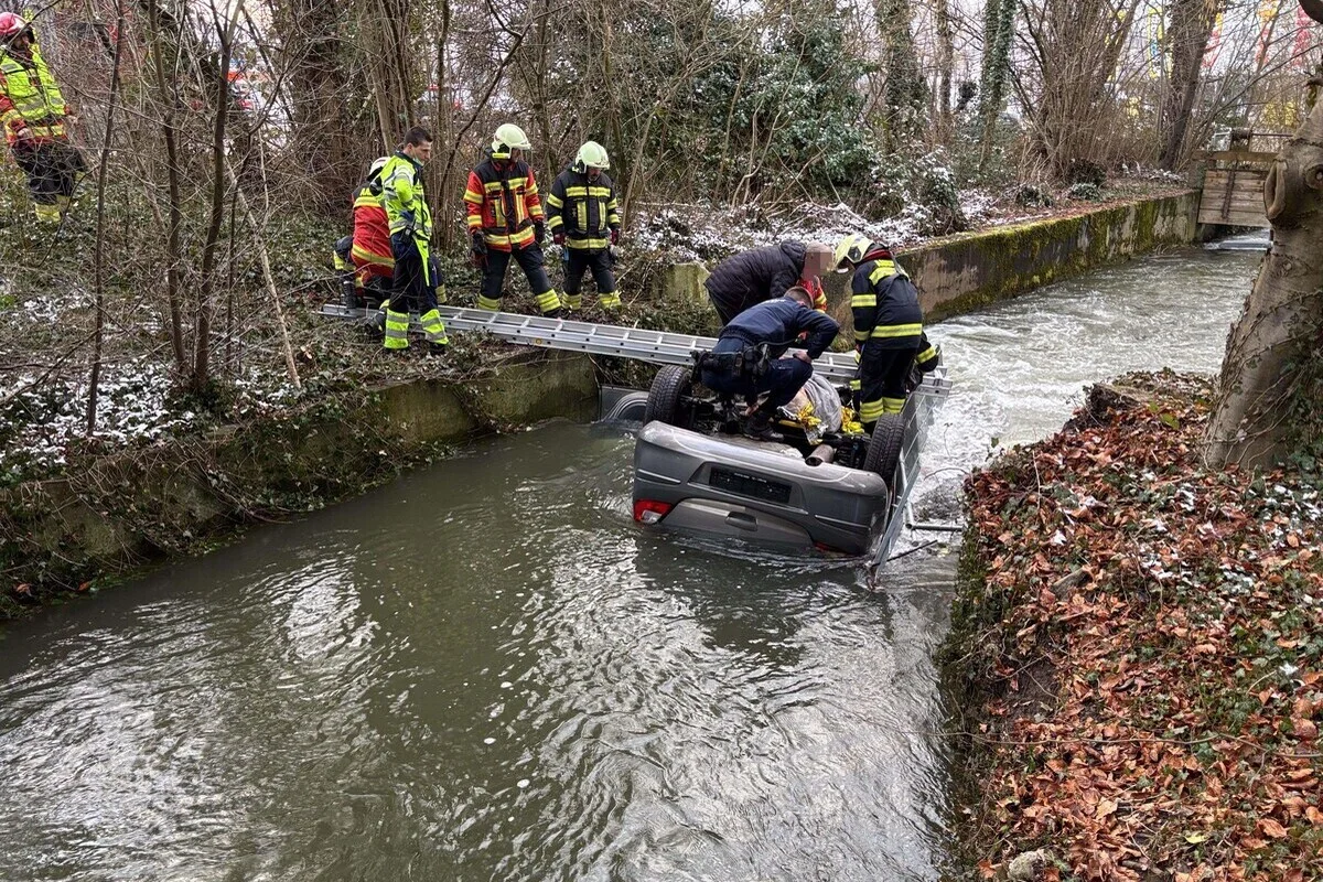 Oftringen AG – 83-jährige Autofahrerin landet bei Verkehrsunfall im Bach