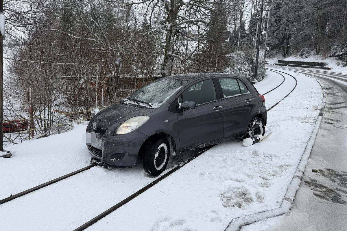 St. Gallen – Auto landet bei Unfall auf Gleisen