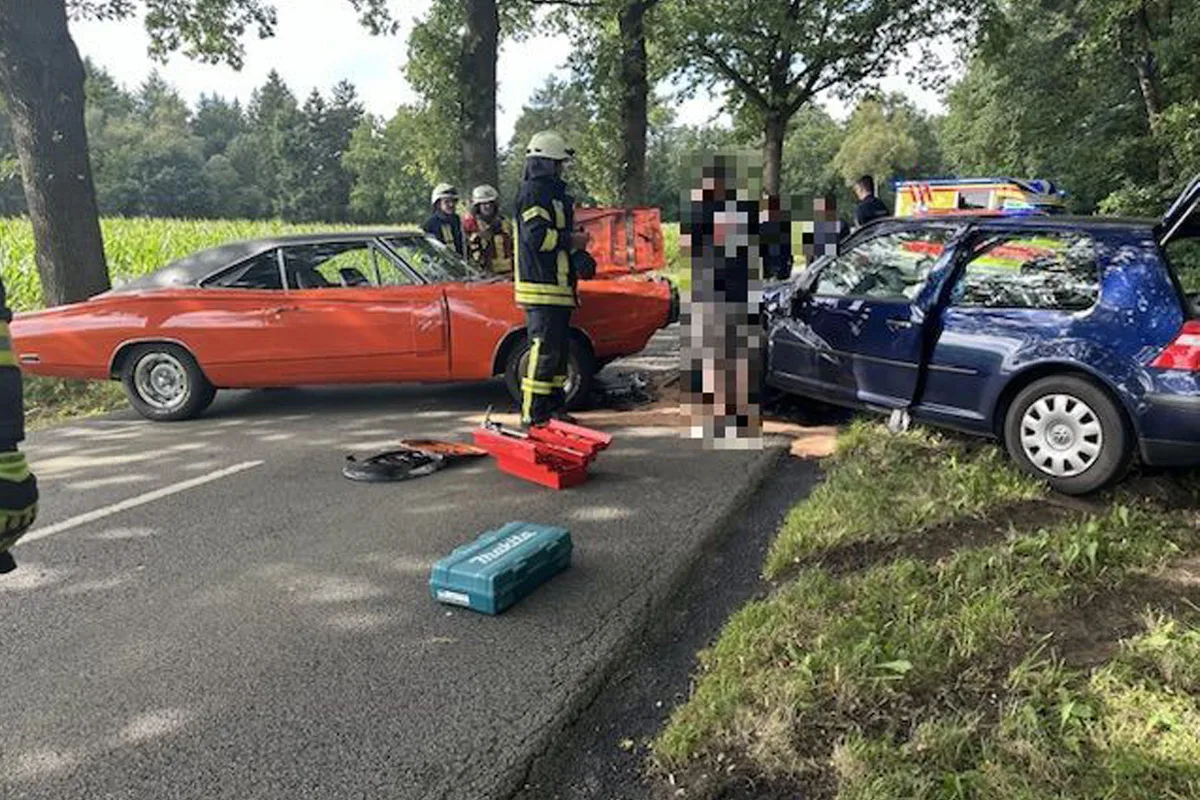 Fredenbeck NI – Verursacher flüchtet nach Unfall mit zwei Verletzten
