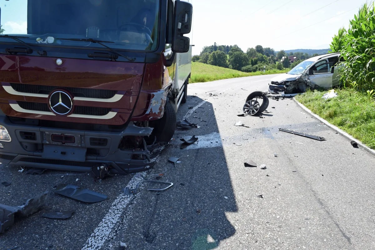120'000 Franken Sachschaden in Roggliswil LU - Auto prallt in Lastwagen – eine Person leicht verletzt